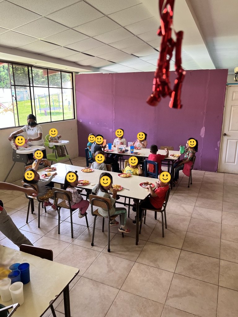 Children eating lunch together at Hogar Luz de María
